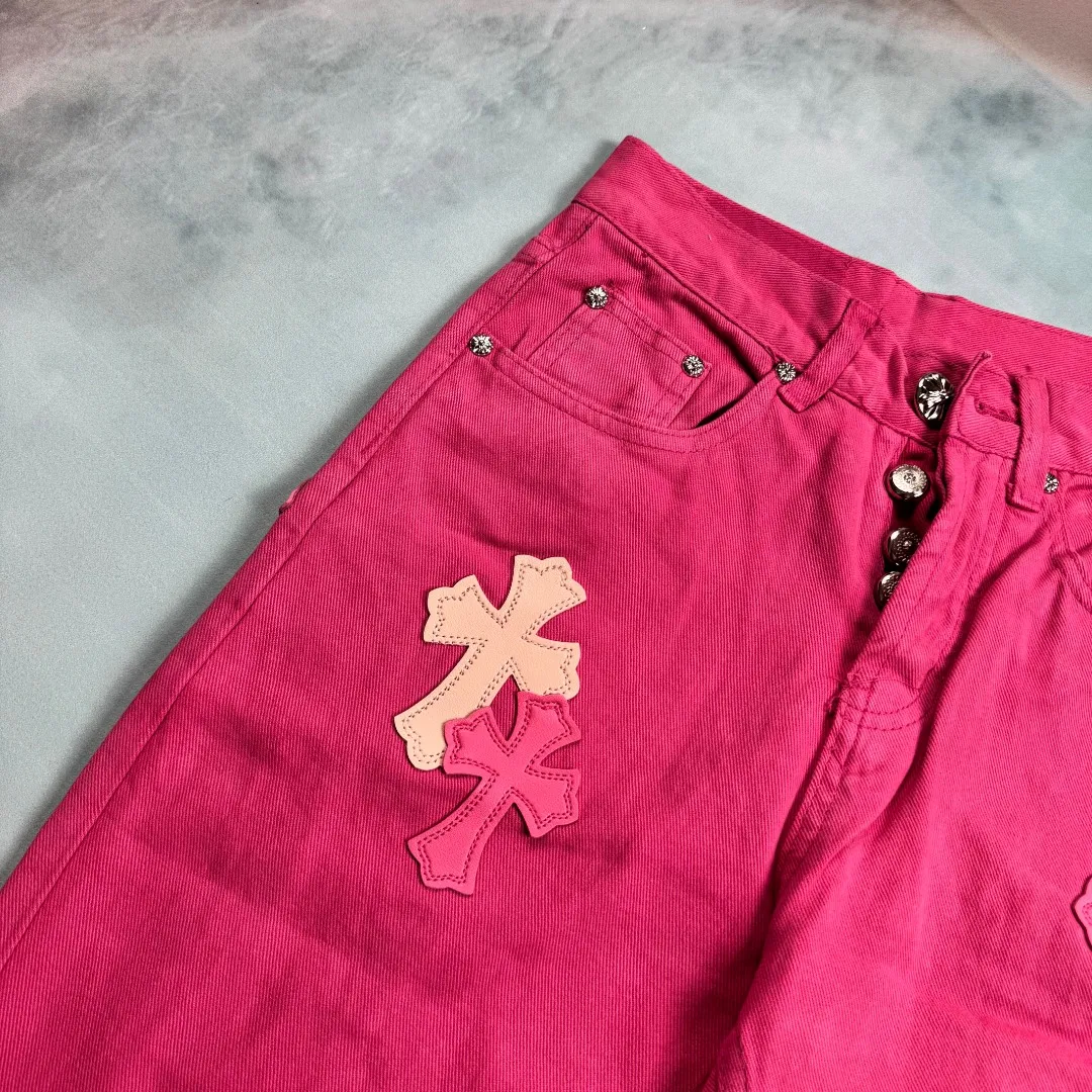 🅿️310 🔘Style No.-KL116 🔘Cro Heart𝐂𝐡𝐫𝐨𝐦𝐞 𝐇𝐞𝐚𝐫𝐭 Sex Records Series CH Girls Barbie Pink Leather Jeans* #Dopamine Personalized Jeans, Unlock New Street-Exploding Stances These pants can be called the soul item of dopamine style, an indispensable treasure in the wardrobe of fashionable people! It is the same style as the star, favored by many fashion bloggers, and popular all over the Internet. The new model achieves the ultimate in version and upper body effect. To create it, it took the same amount of time to make 20 short sleeves, which shows the complexity of the craftsmanship. The fabric is made of high-quality imported denim, which has a unique high-end texture. After many washes and proofing, the perfect color and texture were finally achieved. The moment you put it on, you can not only feel the comfort of the fabric, but also easily create an effortless sense of fashion, making you the center of attention wherever you go.  Size: XS M L (26.28.30.32) Color: Pink